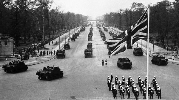 Британские военные во время парада в Берлине. 13 июля 1945 - Sputnik Latvija
