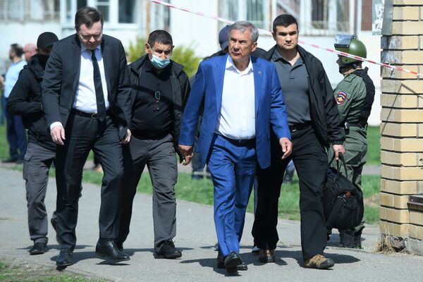 Tatarstānas prezidents Rustams Minnihanovs ieradās traģēdijas vietā Kazaņā - Sputnik Latvija