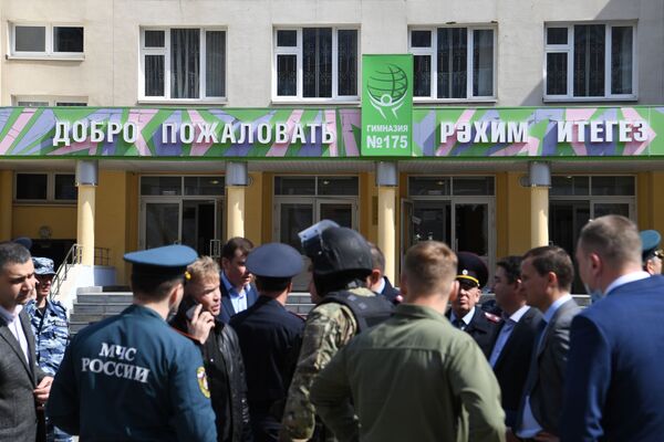 Bērni atcerējās, ka uzbrucējs mēģinājis ielauzties kaimiņu klasēs, bija dzirdami dārdi un sitieni pa durvīm Bērni atcerējās, ka uzbrucējs mēģinājis ielauzties kaimiņu klasēs, bija dzirdami dārdi un sitieni pa durvīm - Sputnik Latvija