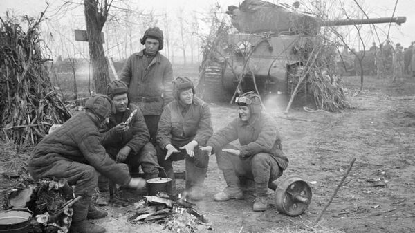 Танкисты отдыхают около костра, рядом танк Шерман, поставленный по ленд-лизу США. 1-й Прибалтийский фронт. - Sputnik Latvija