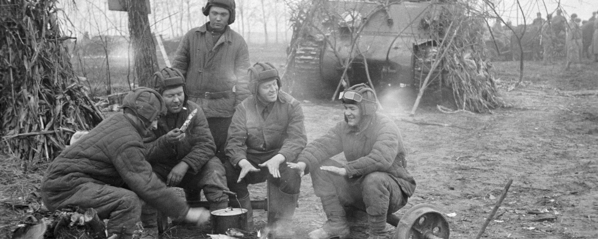 Танкисты отдыхают около костра, рядом танк Шерман, поставленный по ленд-лизу США. 1-й Прибалтийский фронт. - Sputnik Latvija, 1920, 16.05.2021