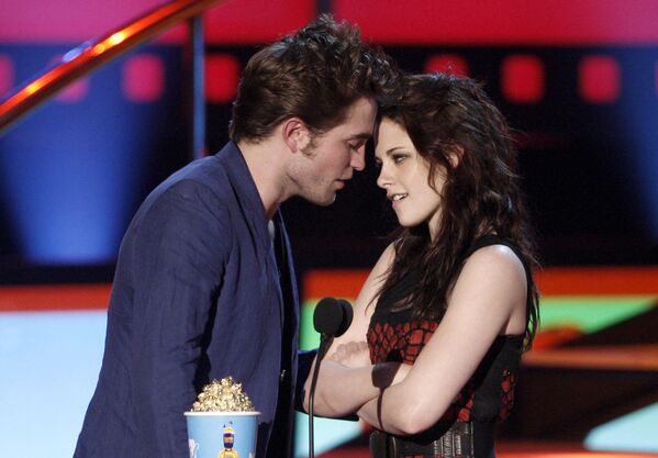 Roberts Patinsons un Kristena Stjuarte MTV balvu pasniegšanas ceremonijā, 2009. gads Roberts Patinsons un Kristena Stjuarte MTV balvu pasniegšanas ceremonijā, 2009. gads - Sputnik Latvija