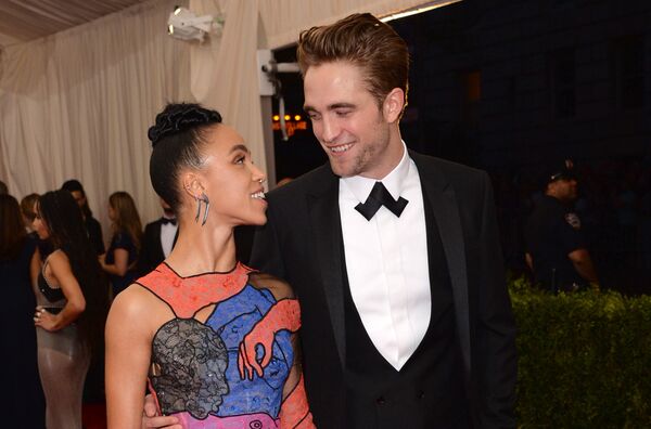 Roberts Patinsons un FKA Twigs Ņujorkas Metropolitēna mākslas muzeja Tērpu institūta labdarības koncertā Roberts Patinsons un FKA Twigs Ņujorkas Metropolitēna mākslas muzeja Tērpu institūta labdarības koncertā - Sputnik Latvija