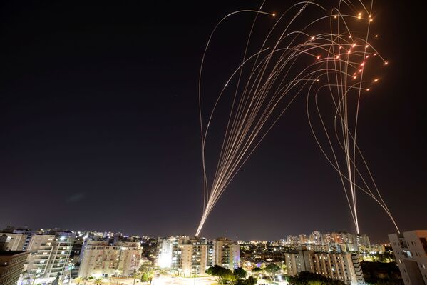 Izraēlas pretraķešu sistēma Iron Dome pārver raķetes, kas pret Izraēlu palaistas no Gazas sektora Izraēlas pretraķešu sistēma Iron Dome pārver raķetes, kas pret Izraēlu palaistas no Gazas sektora - Sputnik Latvija