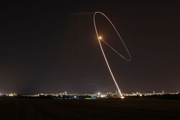 Izraēlas pretgaisa aizsardzības sistēma Iron Dome pārtver no Gazas sektora palaistu raķeti Izraēlas pretgaisa aizsardzības sistēma Iron Dome pārtver no Gazas sektora palaistu raķeti - Sputnik Latvija