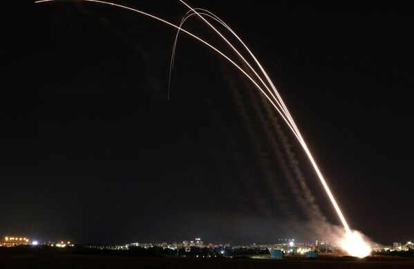 Izraēlas pretgaisa aizsardzības sistēma Iron Dome iedarbojas, lai pārtvertu raķetes, kas palaistas no Gazas sektora Izraēlas pretgaisa aizsardzības sistēma Iron Dome iedarbojas, lai pārtvertu raķetes, kas palaistas no Gazas sektora - Sputnik Latvija