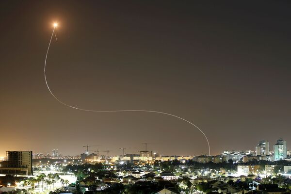 Izraēlas pretgaisa aizsardzības sistēma Iron Dome iedarbojas, lai pārtvertu raķetes, kas palaistas no Gazas sektora Izraēlas pretgaisa aizsardzības sistēma Iron Dome iedarbojas, lai pārtvertu raķetes, kas palaistas no Gazas sektora - Sputnik Latvija