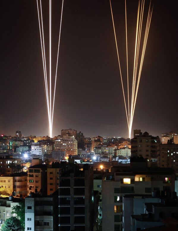 Raķetes tiek palaistas no Gazas pilsētas, ko kontrolē Palestīnas kustība HAMAS. Apšaudi tā sāka, atbildot uz Izraēlas aviācijas triecienu pa 12 stāvu ēku pilsētā Raķetes tiek palaistas no Gazas pilsētas, ko kontrolē Palestīnas kustība HAMAS. Apšaudi tā sāka, atbildot uz Izraēlas aviācijas triecienu pa 12 stāvu ēku pilsētā - Sputnik Latvija