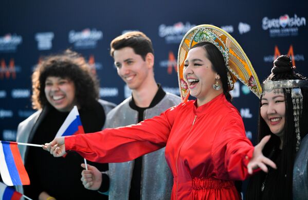 Певица Манижа со своей командой (Россия) на бирюзовой ковровой дорожке перед началом церемонии открытия Евровидения-2021 в Роттердаме - Sputnik Латвия