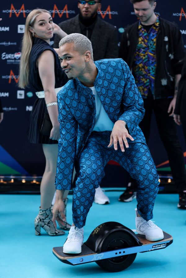 Певец Бенни Кристо на бирюзовой ковровой дорожке перед началом церемонии открытия Евровидения-2021 в Роттердаме. - Sputnik Латвия