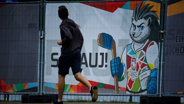 Информационный плакат  на заборе вокруг пузыря где пройдет Чемпионат мира - 2021 по хоккею в Риге - Sputnik Латвия