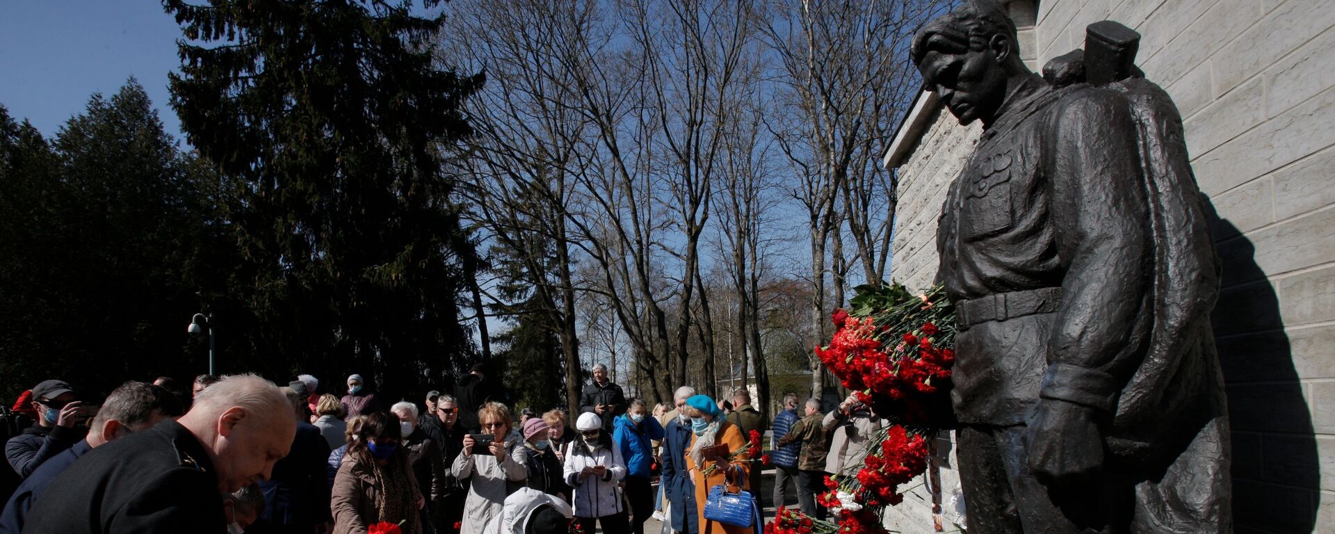 Возложение цветов к монументу Павшим во Второй мировой войне на Военном кладбище в Таллине, 9 мая 2021 - Sputnik Латвия, 1920, 18.05.2021