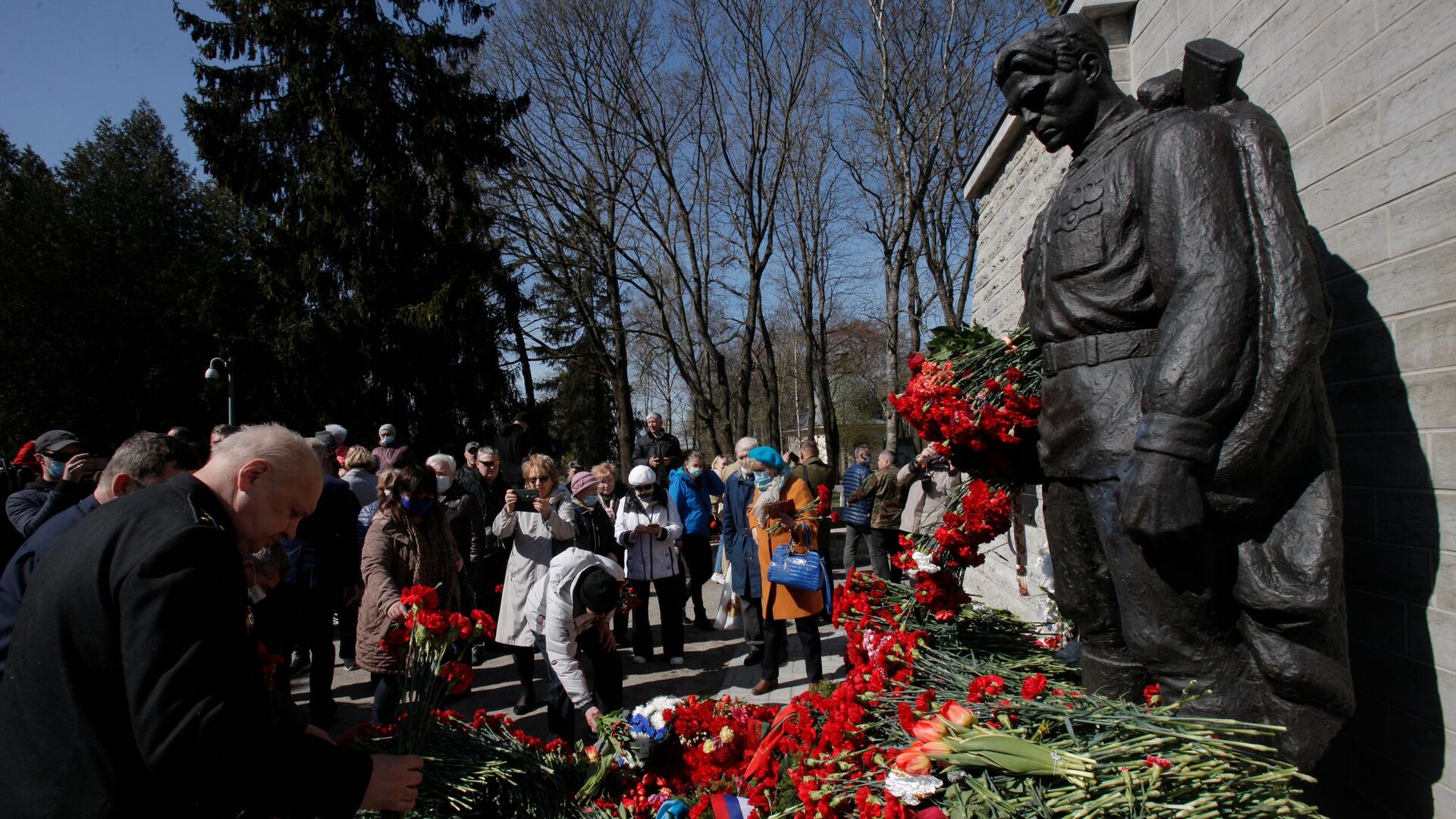 Возложение цветов к монументу Павшим во Второй мировой войне на Военном кладбище в Таллине, 9 мая 2021 - Sputnik Латвия, 1920, 28.04.2022