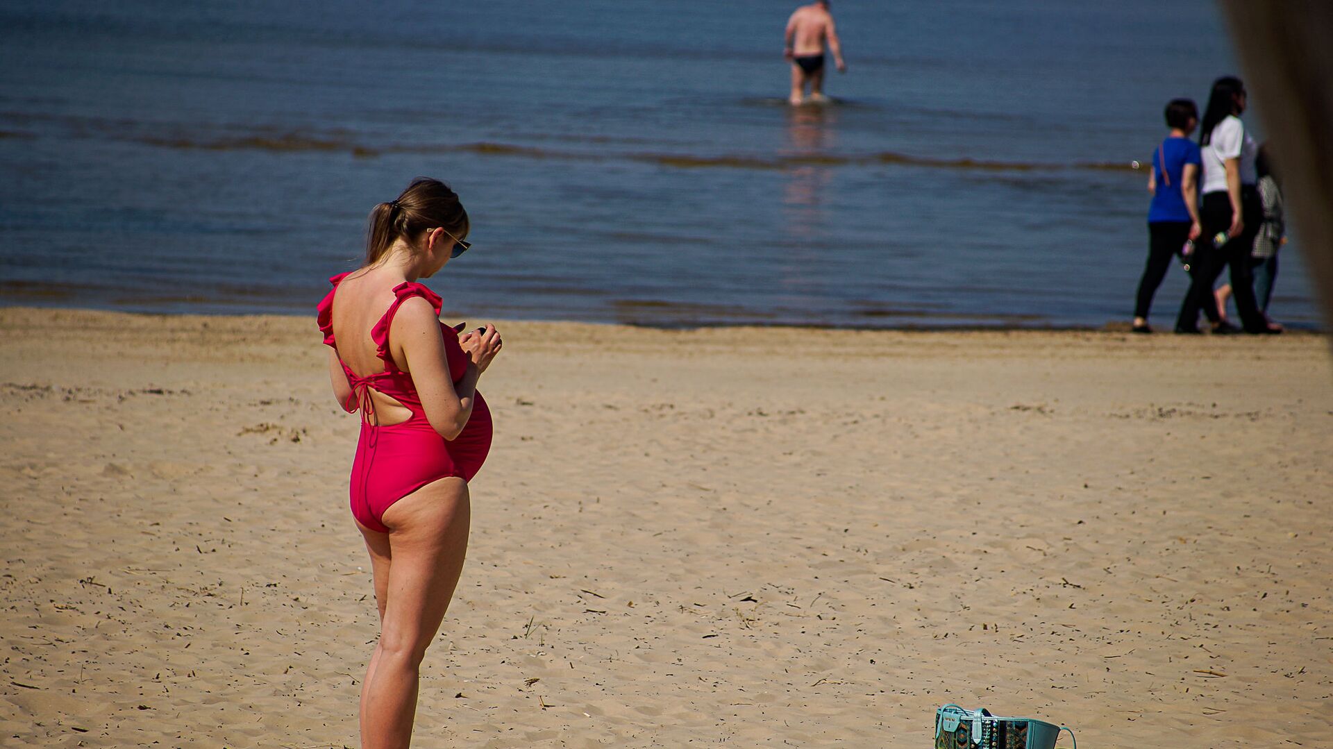 Беременная женщина на пляже в Юрмале - Sputnik Латвия, 1920, 30.06.2021