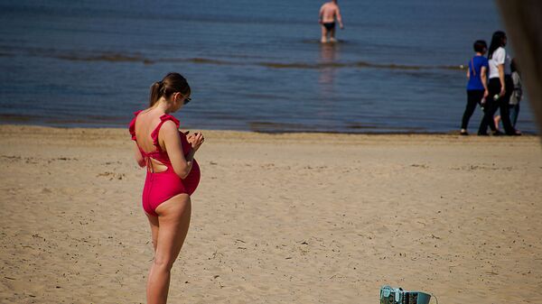 Беременная женщина на пляже в Юрмале - Sputnik Латвия