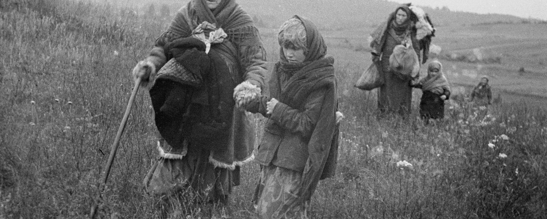 Женщины и дети идут через поле в освобожденные Красной Армией деревни. Прибалтийский фронт. - Sputnik Latvija, 1920, 21.05.2021