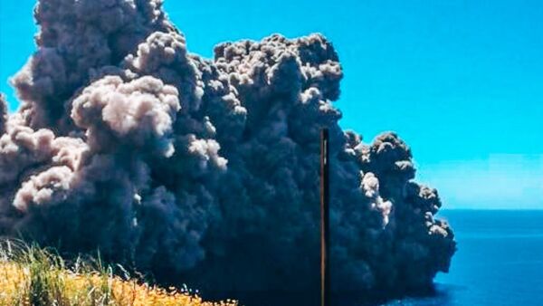 Извержения вулканов Этна и Стромболи и произошли в Италии – видео - Sputnik Latvija
