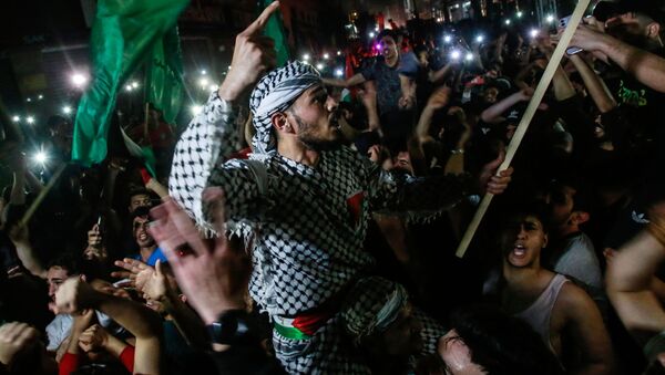 Палестинцы радуются прекращению огня на улице в секторе Газа. Режим прекращения огня между Израилем и палестинскими группировками в Секторе Газа вступил в силу в пятницу, 21 мая, в 02:00.  - Sputnik Латвия