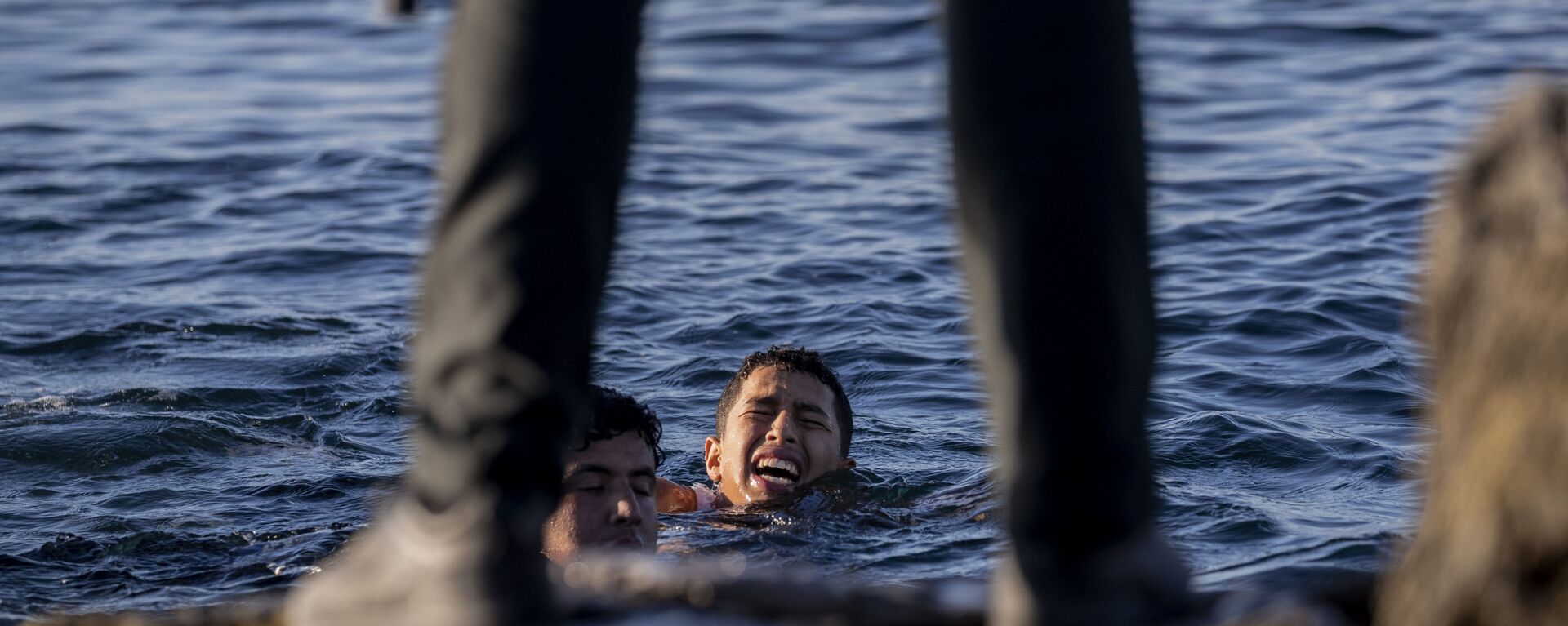 Представитель Испанской гражданской гвардии ожидает мигрантов на берегу в испанском анклаве Сеута, недалеко от границы Марокко и Испании - Sputnik Latvija, 1920, 27.05.2021