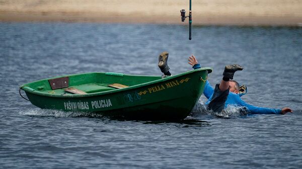 Рыбак выпадает из лодки - Sputnik Латвия