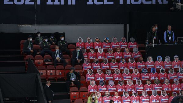 Картонные фигуры зрителей на трибуне во время матча группового этапа ЧМ по хоккею 2021 между сборными командами России и Чехии - Sputnik Латвия