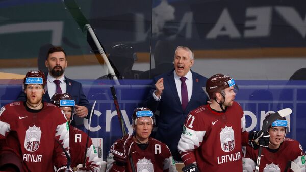 Тренер сборной Латвии по хоккею Боб Хартли во время матча  Латвия -Казахстан - Sputnik Латвия