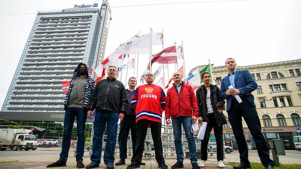 Представители Русского союза Латвии провели пикет у здания МИД Латвии против действий латвийских политиков, снявших белорусский флаг - Sputnik Латвия