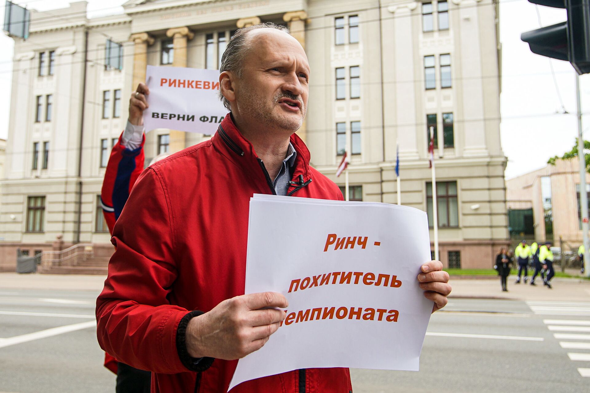 Представители Русского союза Латвии провели пикет у здания МИД Латвии, против действий латвийских политиков, снявших белорусский флаг Представители Русского союза Латвии провели пикет у здания МИД Латвии, против действий латвийских политиков, снявших белорусский флаг - Sputnik Латвия, 1920, 01.06.2021