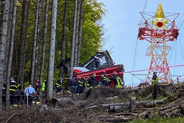 Trošu tramvaja avārijas vietā Itālijas ziemeļos Trošu tramvaja avārijas vietā Itālijas ziemeļos - Sputnik Latvija