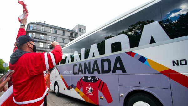 Болельщики сборной Канады приветствуют автобус с игроками команды перед матчем чемпионата мира по хоккею 2021 против сборной Латвии. - Sputnik Латвия