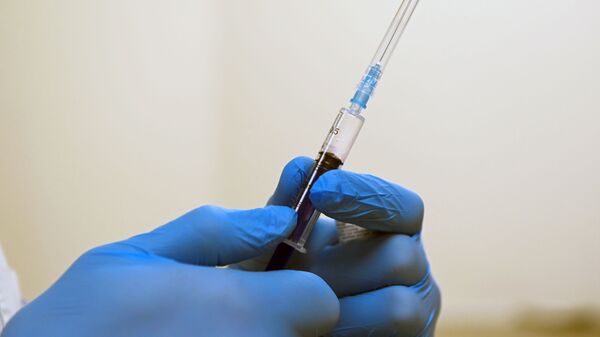 Шприц с вакциной против COVID-19 - Sputnik Латвия