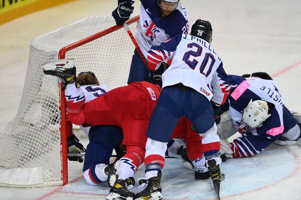 Нападающий Чехии Ян Коварж (в красном) борется за шайбу у ворот в матче группового этапа чемпионата мира по хоккею - 2021 между сборными Чехии и Великобритании - Sputnik Латвия