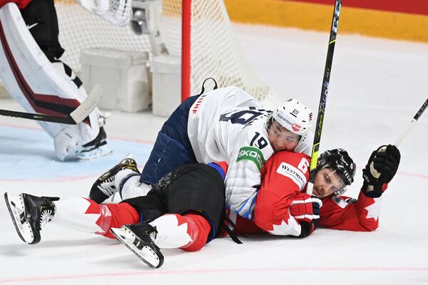 Нападающий США Джейсон Робертсон и защитник Канады Колин Миллер в матче группового этапа чемпионата мира по хоккею - 2021 между сборными Канады и США - Sputnik Латвия