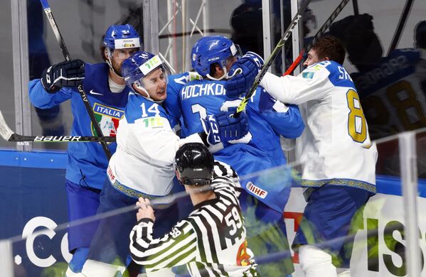 Столкновения хоккеистов в матче группового этапа чемпионата мира по хоккею - 2021 между сборными Италии и Казахстана - Sputnik Латвия
