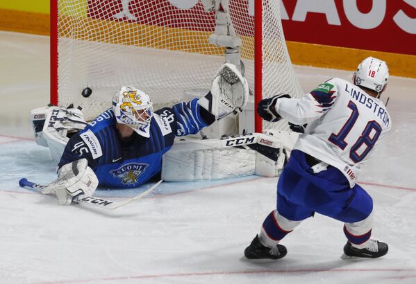 Тобиас Линдстрем из Норвегии забивает вторую шайбу в матче группового этапа чемпионата мира по хоккею - 2021 между сборными Финляндии и Норвегии - Sputnik Латвия