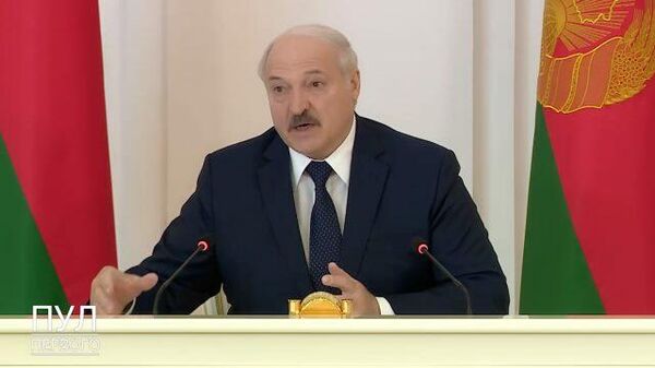 Лукашенко рассказал, какие документы привез на встречу с Путиным - Sputnik Латвия