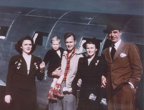 Семья Буш в Мидлэнде, Техас, в 1948 году. Будущий президент Джордж Буш в центре с сыном Джорджем на руках. Семья Буш в Мидлэнде, Техас, в 1948 году. Будущий президент Джордж Буш в центре с сыном Джорджем на руках. - Sputnik Латвия