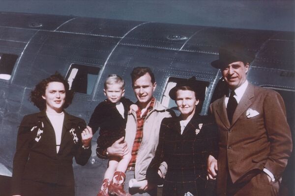 Bušu ģimene Midlendā, Teksasā, 1949. gadā. Nākamais prezidents Džordžs Bušs centrā ar dēlu Džoržu uz rokām. - Sputnik Latvija