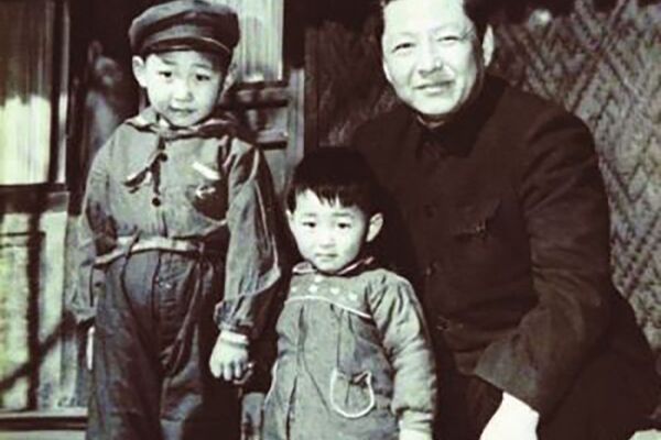  Ķīnas Komunistiskās partijas CK ģenerālsekretārs Sji Dziņpins (no kreisās) piecu gadu vecumā kopā ar brāli un tēti 1958. gadā. - Sputnik Latvija