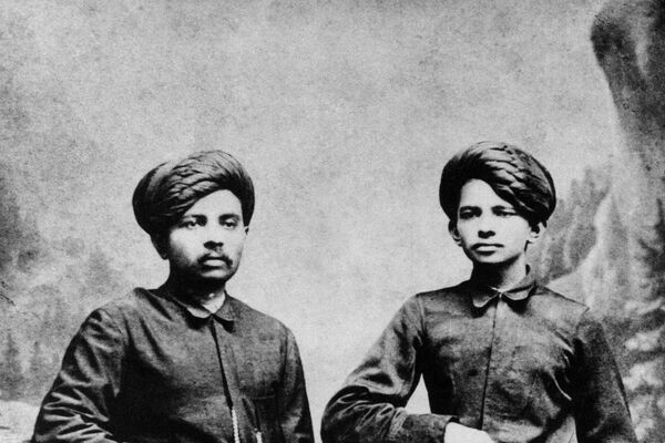  Mahatma Gandijs (no labās) kopā ar brāli 1886. gadā.  - Sputnik Latvija