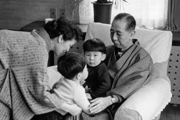  Japānas premjerministrs Sindzo Abe bērnībā kopā ar vecmāmiņu un vectētiņu, 60. gadi. - Sputnik Latvija
