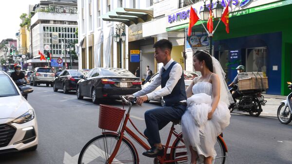 Жених и невеста на велосипеде в Ханое  - Sputnik Латвия