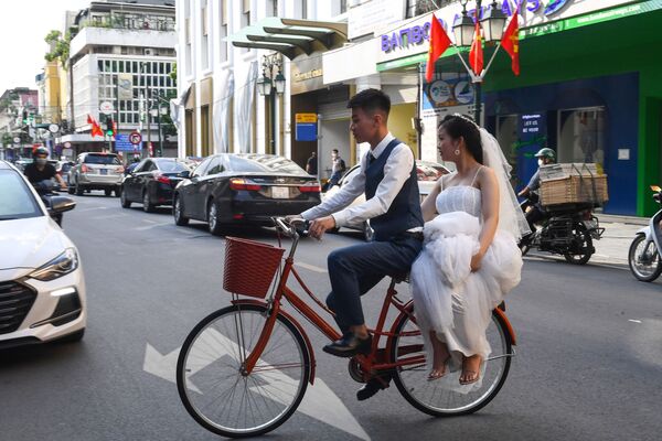 Жених и невеста позируют на велосипеде в Ханое, 2020 год. - Sputnik Латвия