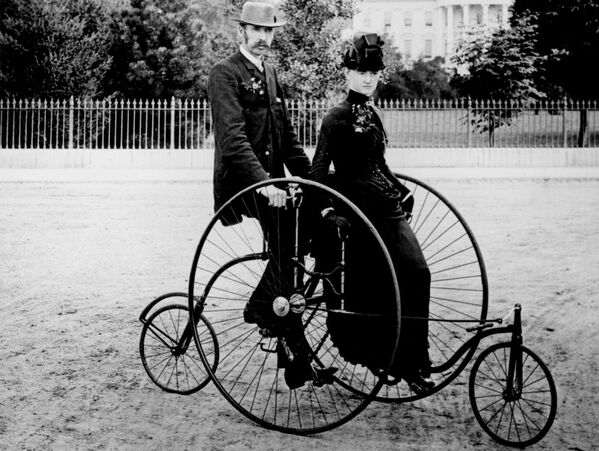  Pāris brauc ar četrriteņu velosipēdu Vašingtonā, 1886. gads. - Sputnik Latvija