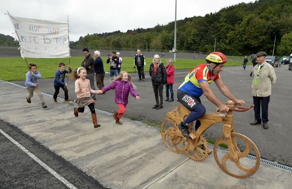 Бельгийский велосипедист Эдди Планкарт пытается побить рекорд по продолжительности езды на деревянном велосипеде, 2015 год. - Sputnik Латвия
