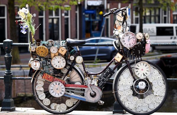 Велосипед на одной из улиц в Амстердаме - Sputnik Латвия
