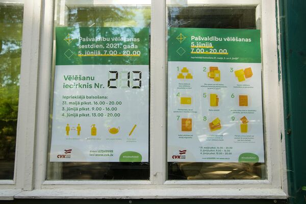 Informatīvais plakāts uz iecirkņa durvīm Jūrmalā - Sputnik Latvija