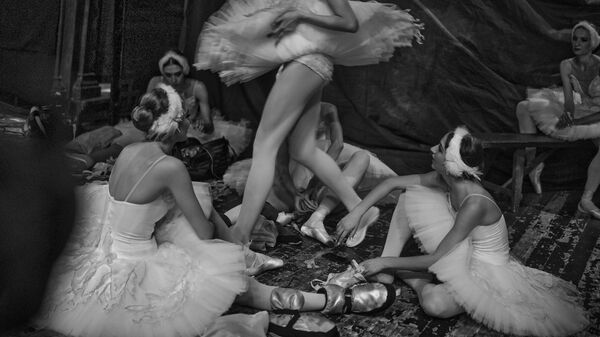 Один из снимков фотопроекта Behind The Ballet фотографа Алексея Цилера, победившего в номинации Фотопроект фотоконкурса РГО Самая красивая страна - Sputnik Latvija