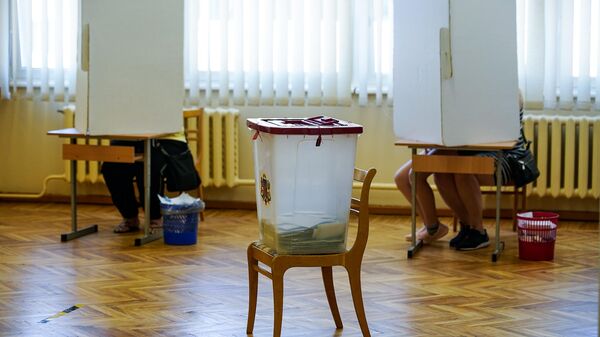 Урна для голосования на избирательном участке в Елгаве - Sputnik Латвия