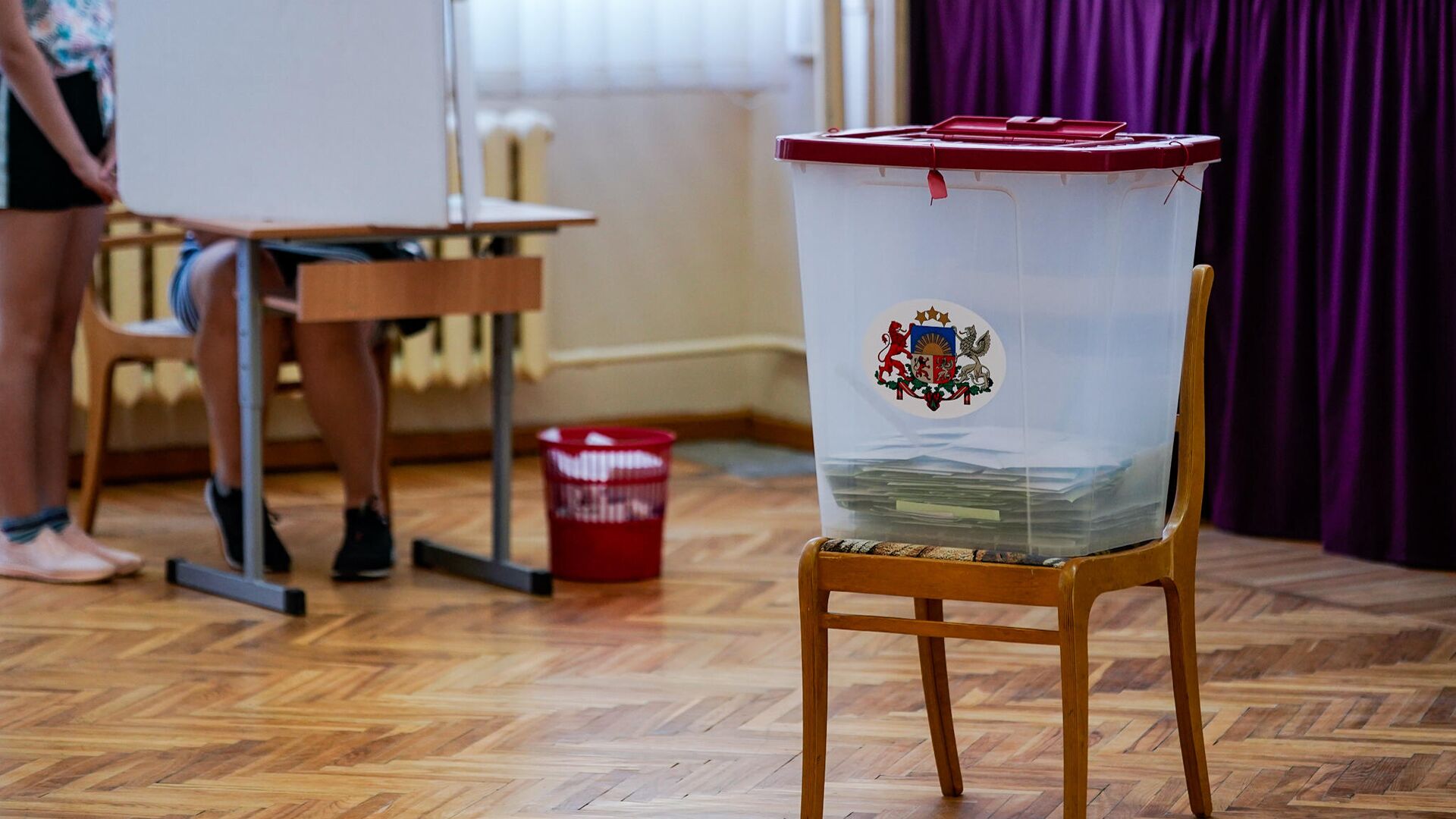 Урна для голосования на избирательном участке в Елгаве - Sputnik Латвия, 1920, 17.08.2021
